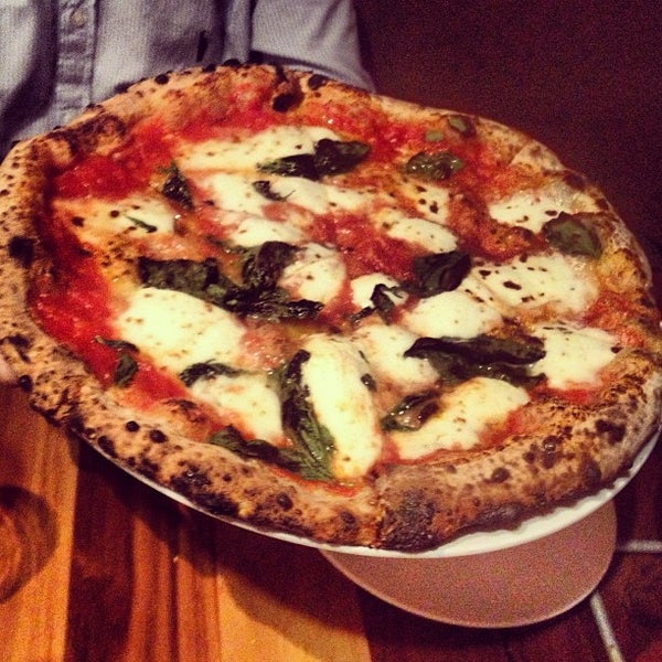 รูปภาพถ่ายที่ Cupola Pizzeria โดย Darwin D. เมื่อ 6/7/2013