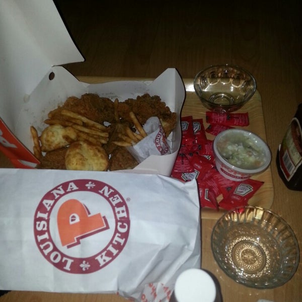 Photo taken at Popeyes Louisiana Kitchen by Danny N. on 3/17/2014