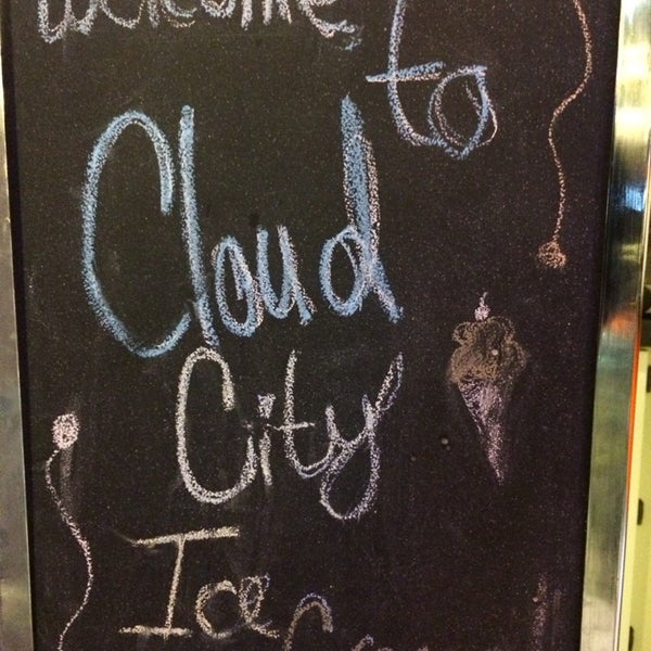 10/27/2013 tarihinde Gene E.ziyaretçi tarafından Cloud City Ice Cream'de çekilen fotoğraf