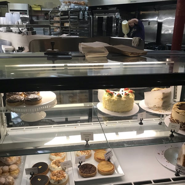 Foto diambil di Café Dulcé oleh Dari pada 7/20/2018