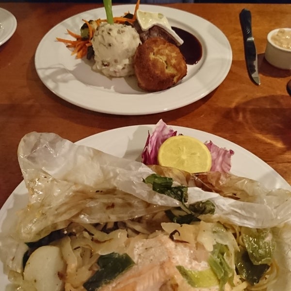 Photo taken at Berret&#39;s Seafood Restaurant and Taphouse Grill by Heather S. on 11/14/2019