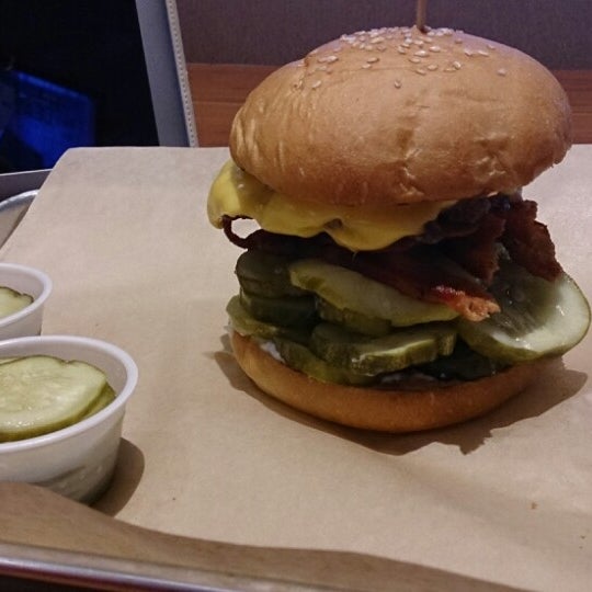 รูปภาพถ่ายที่ MOOYAH Burgers, Fries &amp; Shakes โดย Heather S. เมื่อ 11/4/2013