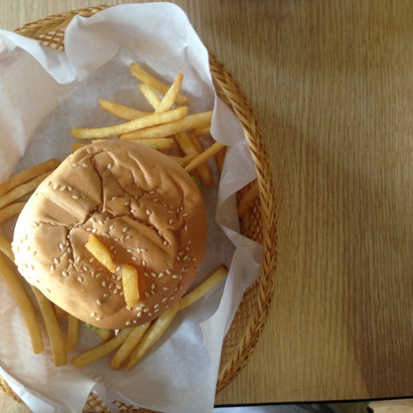 Foto diambil di Stuff Over Burger Cafe oleh Mark P. pada 8/16/2014
