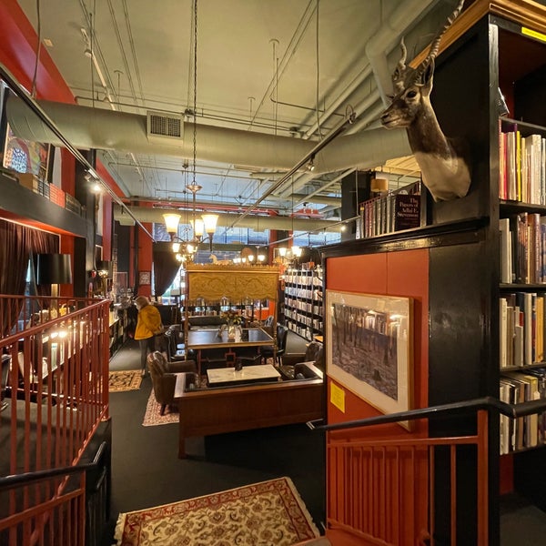 Foto tirada no(a) Battery Park Book Exchange And Champagne Bar por Robin Z. em 11/4/2021