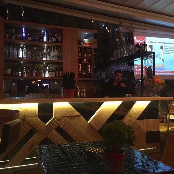 Foto diambil di Remy&#39;s Cafe Brasserie oleh Ahmet pada 10/6/2015