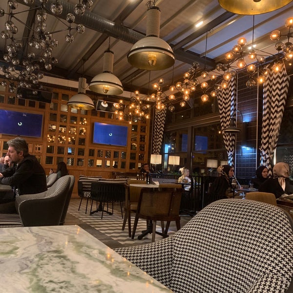 รูปภาพถ่ายที่ Balkon Cafe &amp; Restaurant โดย Erhan เมื่อ 4/27/2022