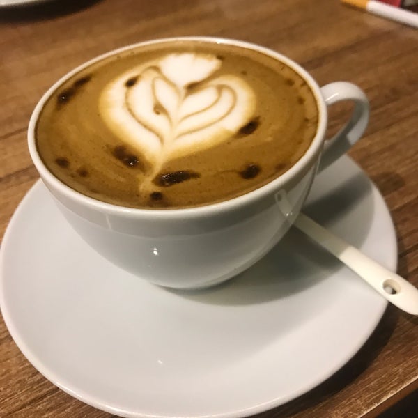 Foto diambil di Macho Cafe &amp; Bistro oleh DENİZ T. pada 10/31/2018