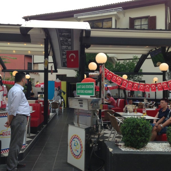 5/19/2013 tarihinde Eray K.ziyaretçi tarafından Diesel Diner'de çekilen fotoğraf