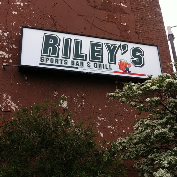 Riley's Sports Bar & Grill - Restaurant in Janesville