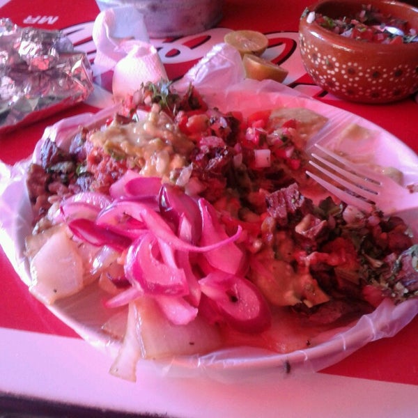 รูปภาพถ่ายที่ Tacos de Sonora y Antojería โดย Antoni M. เมื่อ 7/22/2014