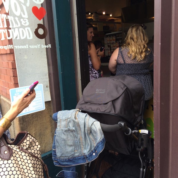 7/17/2015にKathleen B.がPeace, Love &amp; Little Donutsで撮った写真