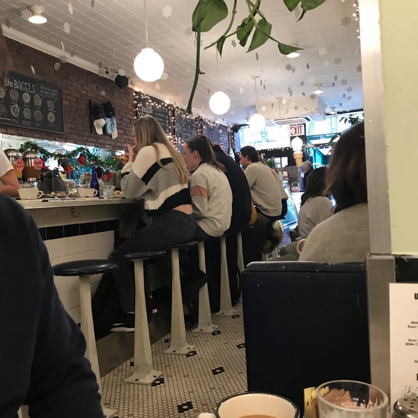 Foto diambil di Baz Bagel and Restaurant oleh Kathleen B. pada 12/15/2019