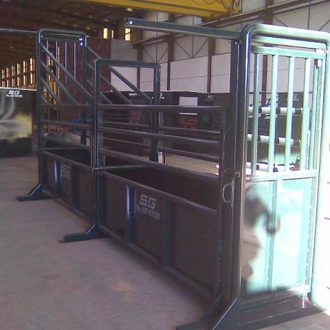 Fabricación y venta propia de mangas para el ganado vacuno. Compuesta por módulo cargadero, rampa y puerta corredera. Portátil y totalmente desmontable.