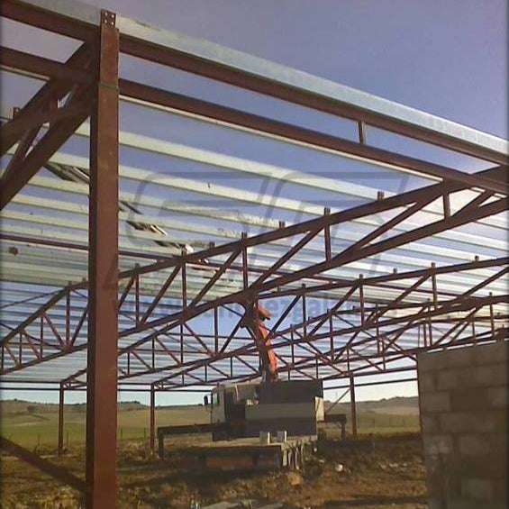 Construcción de una estructura para cubrir una plaza de toros.
