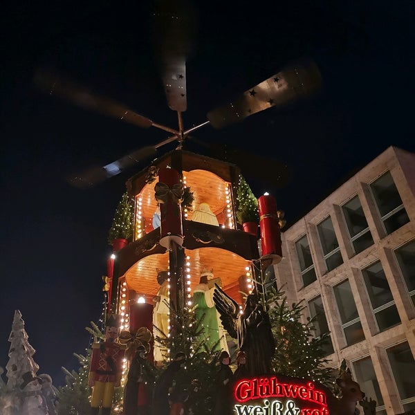 รูปภาพถ่ายที่ Stuttgarter Weihnachtsmarkt โดย Hubert M. เมื่อ 12/18/2019