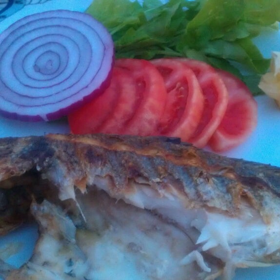 Foto tomada en Gökçeada Otel Et ve Balık Restaurant  por aslı A. el 6/8/2013