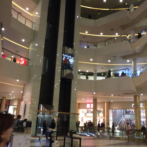 รูปภาพถ่ายที่ Galeria Shopping Mall โดย Артём🚘🏁 เมื่อ 2/26/2016