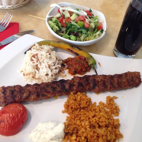 รูปภาพถ่ายที่ Mevlana Restaurant โดย Rafli Y. เมื่อ 6/27/2014