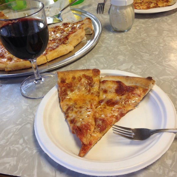 Foto tomada en Pizza-A-Go-Go  por Dennis C. el 6/5/2014