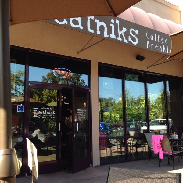 Foto tirada no(a) Beatniks Coffee House &amp; Breakfast Joint por Bryan K. em 10/12/2013