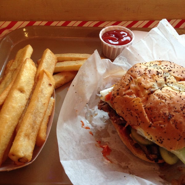 รูปภาพถ่ายที่ Krazy Jim&#39;s Blimpy Burger โดย Bryan K. เมื่อ 12/21/2015