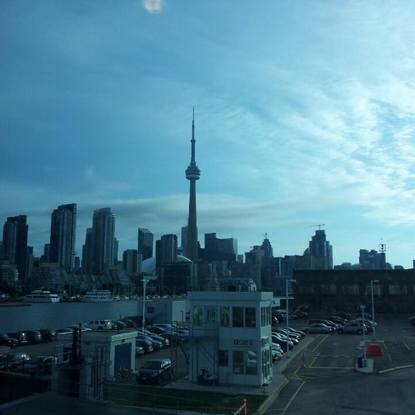 Foto tomada en Billy Bishop Toronto City Airport Ferry  por Alton H. el 7/22/2013