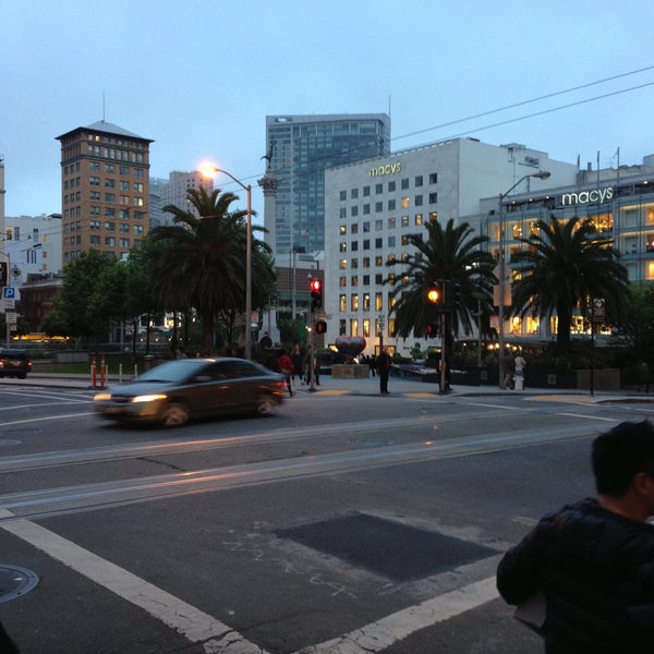 รูปภาพถ่ายที่ Union Square โดย Duncan K. เมื่อ 5/11/2013