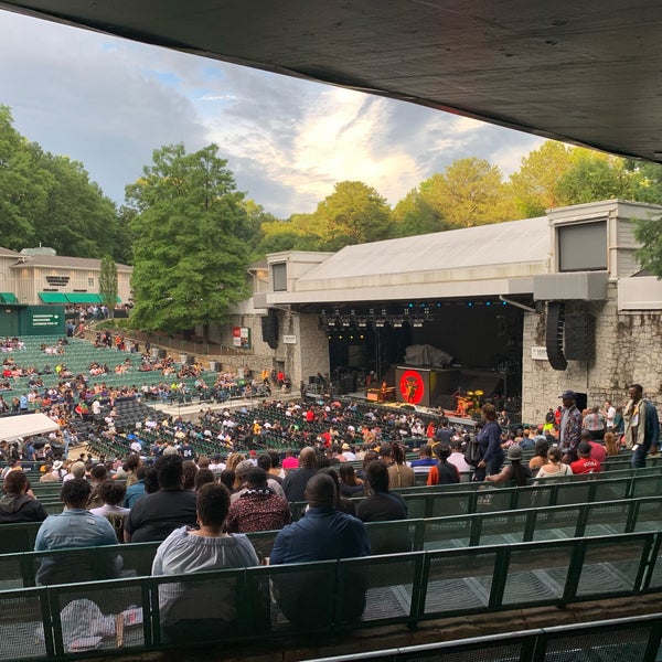 Das Foto wurde bei Chastain Park Amphitheater von Matthew B. am 6/8/2019 aufgenommen