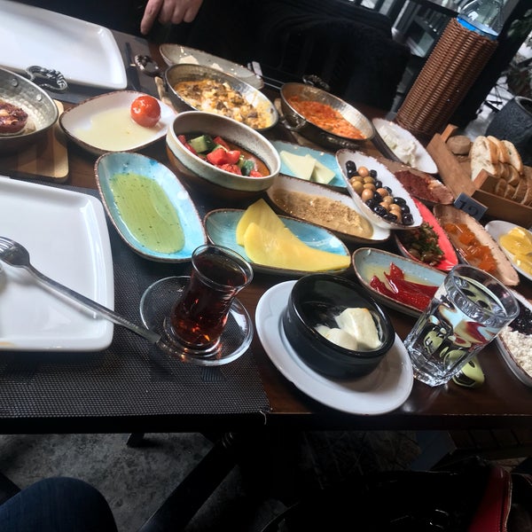 รูปภาพถ่ายที่ Ramazan Bingöl Köfte &amp; Steak โดย Bilge Krmn เมื่อ 11/25/2018