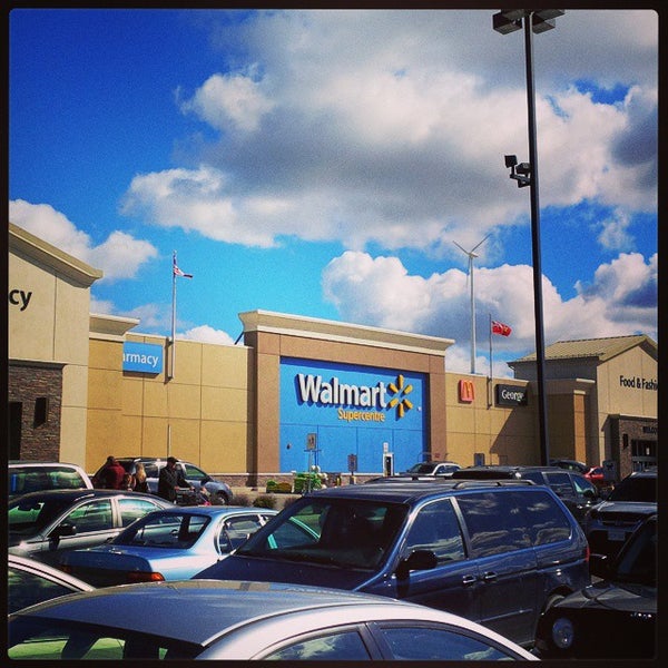 รูปภาพถ่ายที่ Walmart โดย Linus J. เมื่อ 10/11/2014
