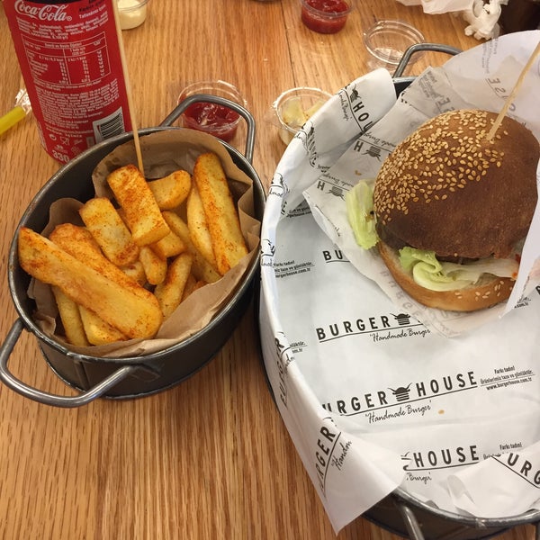 Photo taken at Burger House by Hamza Ö. on 7/8/2019