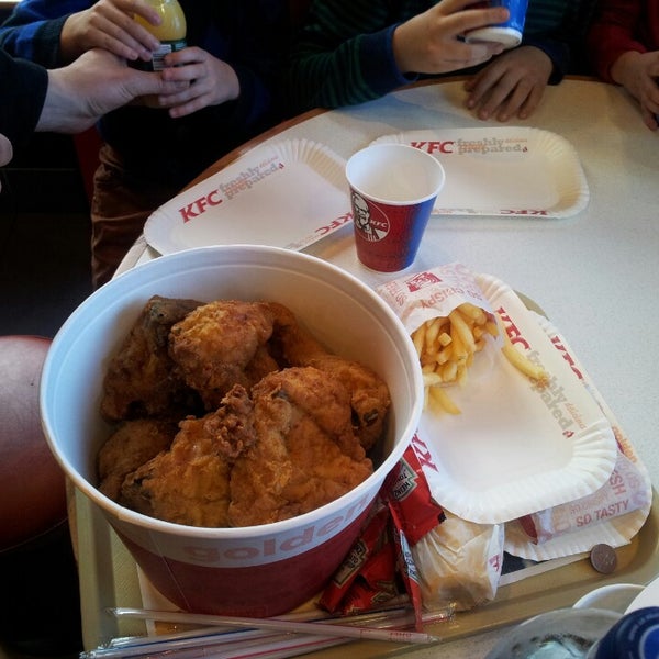 รูปภาพถ่ายที่ KFC โดย Zanna S. เมื่อ 4/21/2013