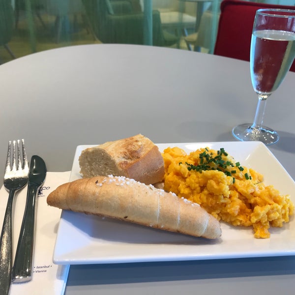 8/1/2018에 Manfred B.님이 Austrian Airlines Business Lounge | Schengen Area에서 찍은 사진