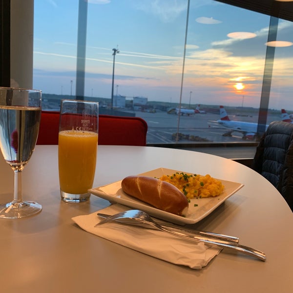 5/2/2019에 Manfred B.님이 Austrian Airlines Business Lounge | Schengen Area에서 찍은 사진