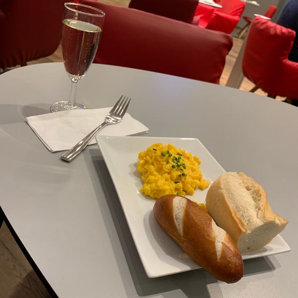 8/26/2019에 Manfred B.님이 Austrian Airlines Business Lounge | Schengen Area에서 찍은 사진
