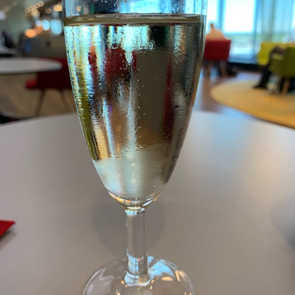 Photo taken at Austrian Airlines Business Lounge | Non-Schengen Area by Manfred B. on 6/3/2019