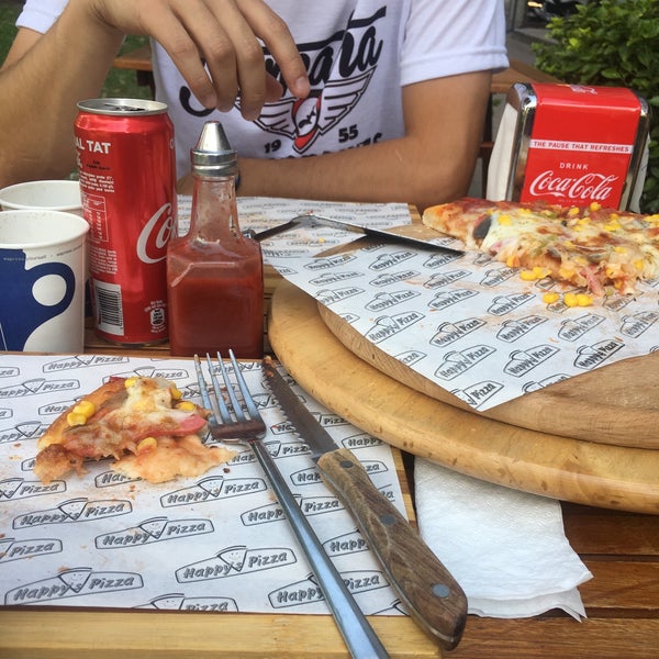 Photo taken at Happy&#39;s Pizza by Seynur on 8/5/2018