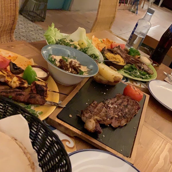 Foto diambil di Habibi Restaurant oleh abdulrahman. pada 7/14/2019
