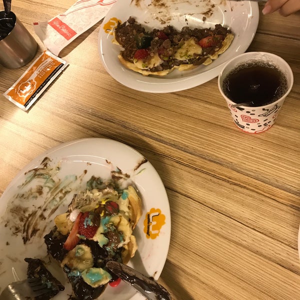 Foto tirada no(a) Levent Waffle por Yasin S. em 4/25/2019
