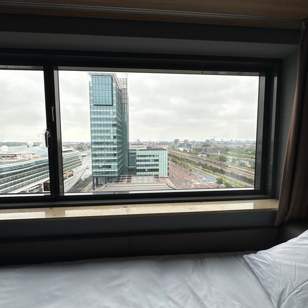 รูปภาพถ่ายที่ Mövenpick Hotel Amsterdam City Centre โดย 🌙 เมื่อ 7/23/2023