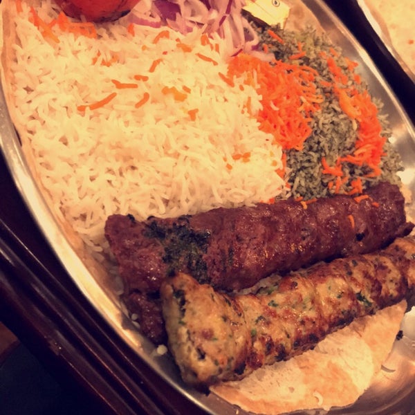 รูปภาพถ่ายที่ Kabobi - Persian and Mediterranean Grill โดย Nasser เมื่อ 3/14/2019