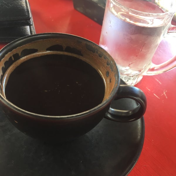 Foto tirada no(a) Two Cups Coffee por levent y. em 7/11/2019