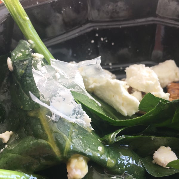 Terrible la comida "Para llevar", encontramos un insecto debajo del papel aluminio de la pasta y en la ensalada, nos dejaron parte del empaque del queso de cabra... Definitivamente no lo recomiendo!!