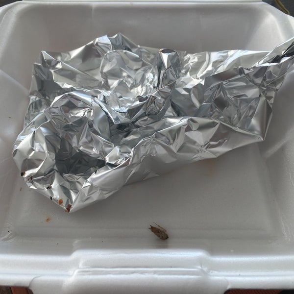 Terrible la comida "Para llevar", encontramos un insecto debajo del papel aluminio de la pasta y en la ensalada, nos dejaron parte del empaque del queso de cabra... Definitivamente no lo recomiendo!