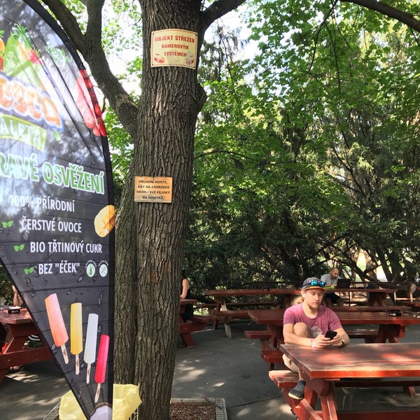 7/4/2018 tarihinde Arthur C.ziyaretçi tarafından Zahrádky a restaurace Riegrovy sady – Park Café'de çekilen fotoğraf