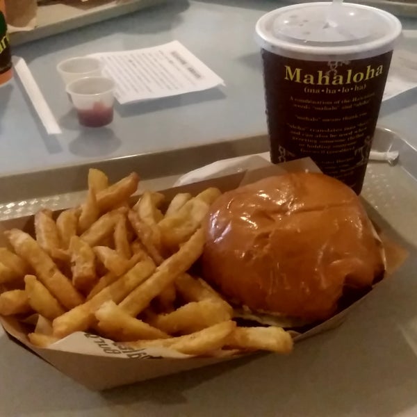 Photo prise au Mahaloha Burger par すずき .. le3/20/2019