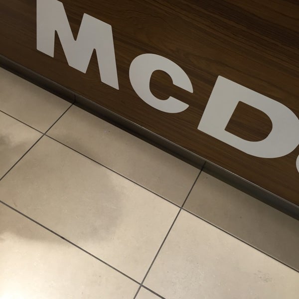 รูปภาพถ่ายที่ McDonald&#39;s โดย Mees B. เมื่อ 10/9/2014