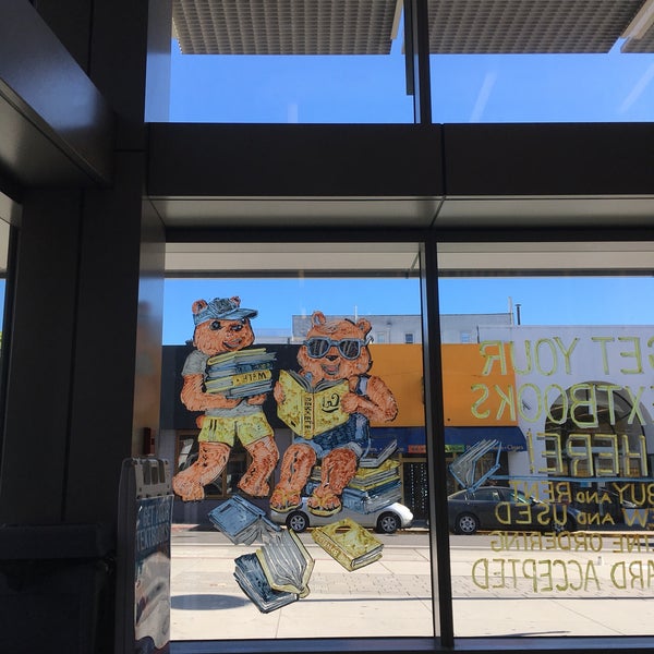 9/8/2019 tarihinde Jane L.ziyaretçi tarafından Cal Student Store'de çekilen fotoğraf