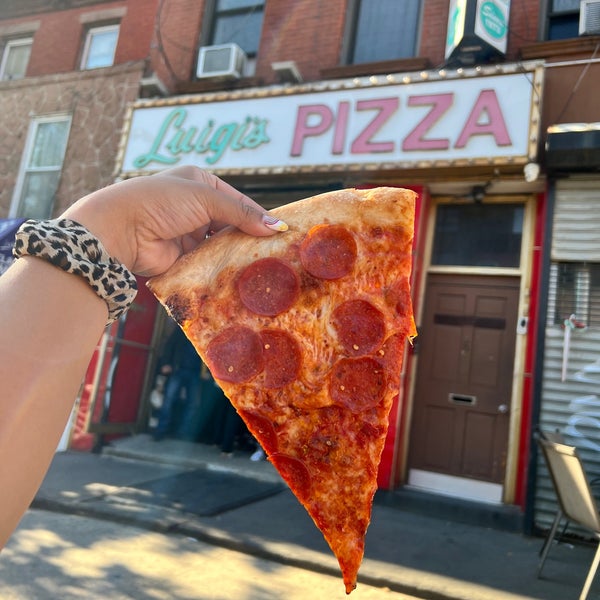 Foto tomada en Luigi&#39;s Pizza  por Indulgent Eats el 10/21/2022