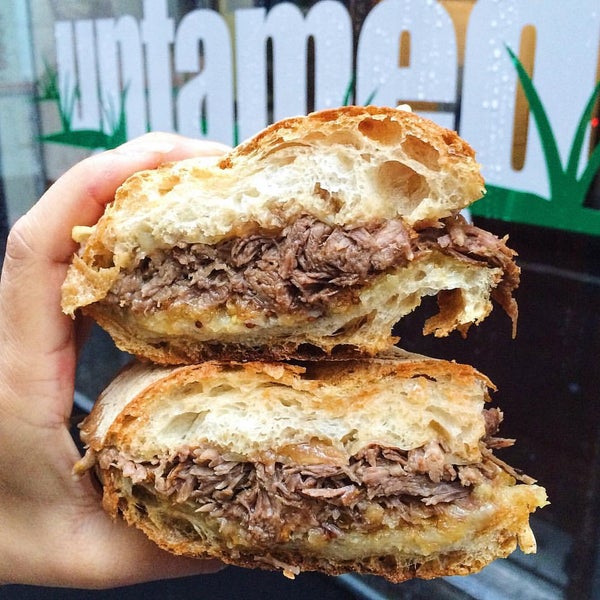 Photo prise au Untamed Sandwiches par Indulgent Eats le12/23/2015